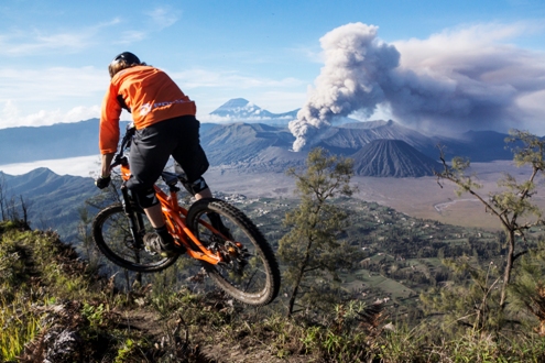 Bersepeda Gunung di Bromo: Jalur Ekstrem di Tengah Lautan Pasir