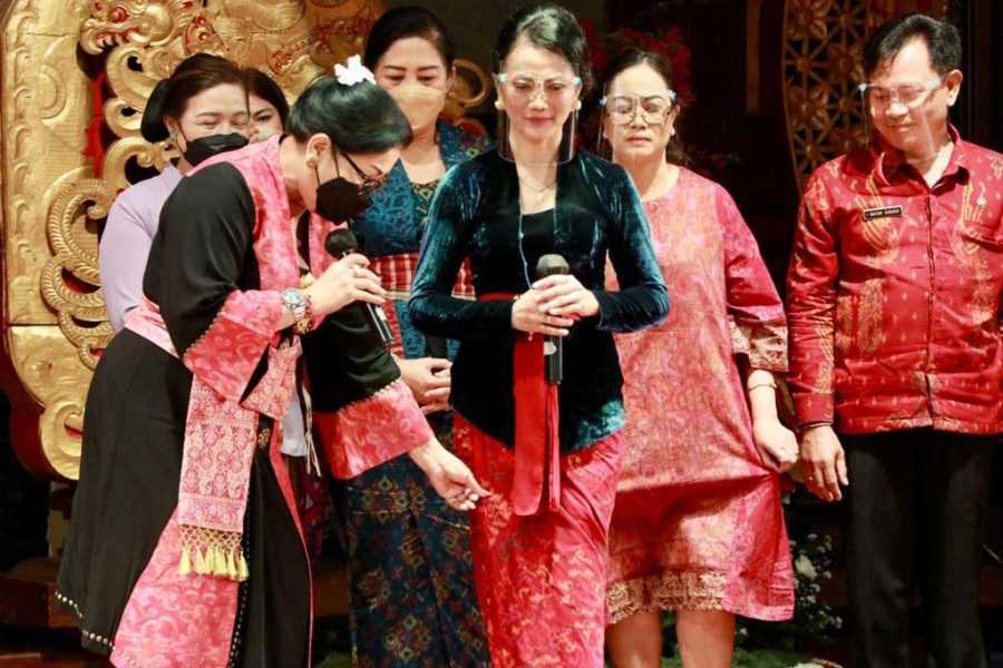 Tekstil Tradisional Bali: Kain Endek dan Kebaya dalam Budaya dan Fashion