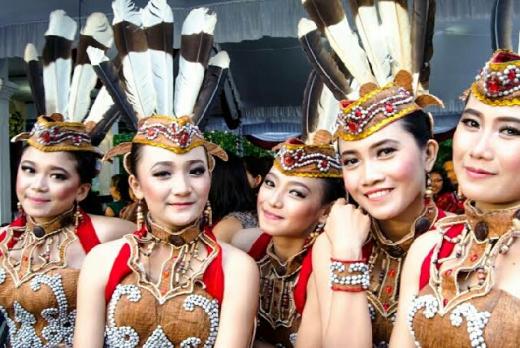 Suku Dayak: Keanekaragaman Tradisi di Bumi Kalimantan