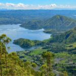 Indonesia, dengan keindahan alamnya yang mempesona, menawarkan berbagai destinasi wisata alam yang wajib masuk dalam daftar kunjungan Anda. Mulai dari pantai berpasir putih yang memukau, hutan hujan tropis yang misterius, hingga pegunungan yang menjulang tinggi, setiap destinasi menyimpan cerita dan pengalaman unik yang menanti untuk dijelajahi. Pertama-tama, mari kita mulai perjalanan ini dari Bali, pulau dewata yang terkenal akan pantai Kuta dan Seminyak-nya. Namun, Bali juga menawarkan keindahan alam lain seperti terasering sawah di Ubud yang menakjubkan, dimana Anda dapat menikmati pemandangan hijau yang menyejukkan mata sambil bersepeda atau berjalan-jalan santai di sekitarnya. Beranjak ke timur, kita menemukan Pulau Komodo, rumah bagi komodo, kadal terbesar di dunia. Pulau ini tidak hanya menawarkan kesempatan untuk berinteraksi langsung dengan komodo di habitat aslinya, tetapi juga pemandangan bawah laut yang spektakuler. Menyelam atau snorkeling di perairan sekitar Pulau Komodo akan membuka mata Anda pada keindahan terumbu karang dan keanekaragaman hayati laut. Lanjut ke pulau Jawa, Gunung Bromo di Jawa Timur menawarkan pengalaman yang tidak kalah menarik. Pendakian di pagi hari untuk menyaksikan matahari terbit dari puncak gunung adalah pengalaman yang tak terlupakan. Pemandangan matahari yang muncul dari balik gunung, membanjiri lembah dengan cahaya keemasan, merupakan salah satu momen paling magis yang dapat Anda saksikan. Selanjutnya, tidak jauh dari Jawa, kita menemukan Pulau Lombok dengan Gunung Rinjani-nya yang legendaris. Pendakian ke gunung ini menawarkan pemandangan alam yang luar biasa dan tantangan yang memuaskan bagi para pendaki. Di akhir perjalanan, Anda dapat beristirahat dan meremajakan diri di Danau Segara Anak, danau kawah yang menawan di puncak Rinjani. Terakhir, kepulauan Raja Ampat di Papua Barat, surga bagi para penyelam. Kepulauan ini terkenal dengan keindahan alam bawah lautnya yang luar biasa, termasuk terumbu karang yang berwarna-warni dan kehidupan laut yang beragam. Berlayar di antara pulau-pulau yang tersebar, Anda akan menemukan pantai-pantai sepi yang sempurna untuk bersantai atau berenang di air yang jernih. Indonesia, dengan keindahan alamnya, benar-benar menawarkan surga yang tak ada habisnya untuk dijelajahi. Setiap destinasi wisata alam di Indonesia tidak hanya memberikan keindahan visual, tetapi juga pengalaman yang akan memperkaya jiwa. Oleh karena itu, saat merencanakan liburan Anda berikutnya, pastikan untuk memasukkan beberapa destinasi alam indah Indonesia ini dalam daftar tujuan Anda.