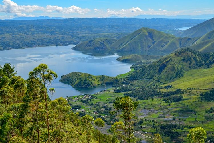 Indonesia, dengan keindahan alamnya yang mempesona, menawarkan berbagai destinasi wisata alam yang wajib masuk dalam daftar kunjungan Anda. Mulai dari pantai berpasir putih yang memukau, hutan hujan tropis yang misterius, hingga pegunungan yang menjulang tinggi, setiap destinasi menyimpan cerita dan pengalaman unik yang menanti untuk dijelajahi. Pertama-tama, mari kita mulai perjalanan ini dari Bali, pulau dewata yang terkenal akan pantai Kuta dan Seminyak-nya. Namun, Bali juga menawarkan keindahan alam lain seperti terasering sawah di Ubud yang menakjubkan, dimana Anda dapat menikmati pemandangan hijau yang menyejukkan mata sambil bersepeda atau berjalan-jalan santai di sekitarnya. Beranjak ke timur, kita menemukan Pulau Komodo, rumah bagi komodo, kadal terbesar di dunia. Pulau ini tidak hanya menawarkan kesempatan untuk berinteraksi langsung dengan komodo di habitat aslinya, tetapi juga pemandangan bawah laut yang spektakuler. Menyelam atau snorkeling di perairan sekitar Pulau Komodo akan membuka mata Anda pada keindahan terumbu karang dan keanekaragaman hayati laut. Lanjut ke pulau Jawa, Gunung Bromo di Jawa Timur menawarkan pengalaman yang tidak kalah menarik. Pendakian di pagi hari untuk menyaksikan matahari terbit dari puncak gunung adalah pengalaman yang tak terlupakan. Pemandangan matahari yang muncul dari balik gunung, membanjiri lembah dengan cahaya keemasan, merupakan salah satu momen paling magis yang dapat Anda saksikan. Selanjutnya, tidak jauh dari Jawa, kita menemukan Pulau Lombok dengan Gunung Rinjani-nya yang legendaris. Pendakian ke gunung ini menawarkan pemandangan alam yang luar biasa dan tantangan yang memuaskan bagi para pendaki. Di akhir perjalanan, Anda dapat beristirahat dan meremajakan diri di Danau Segara Anak, danau kawah yang menawan di puncak Rinjani. Terakhir, kepulauan Raja Ampat di Papua Barat, surga bagi para penyelam. Kepulauan ini terkenal dengan keindahan alam bawah lautnya yang luar biasa, termasuk terumbu karang yang berwarna-warni dan kehidupan laut yang beragam. Berlayar di antara pulau-pulau yang tersebar, Anda akan menemukan pantai-pantai sepi yang sempurna untuk bersantai atau berenang di air yang jernih. Indonesia, dengan keindahan alamnya, benar-benar menawarkan surga yang tak ada habisnya untuk dijelajahi. Setiap destinasi wisata alam di Indonesia tidak hanya memberikan keindahan visual, tetapi juga pengalaman yang akan memperkaya jiwa. Oleh karena itu, saat merencanakan liburan Anda berikutnya, pastikan untuk memasukkan beberapa destinasi alam indah Indonesia ini dalam daftar tujuan Anda.